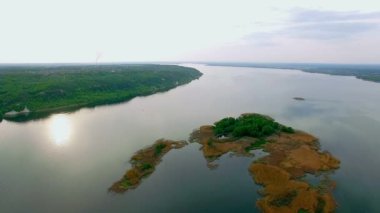 Nehir, nehir Adaları Dinyeper Nehri, Ukrayna Hava görünümünü adada üzerinde uçuş adalarda bulutlu, havadan görünümü akşam sessiz Dinyeper Nehri'nin Adaları