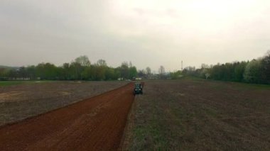 Traktör alan hava görünümünde, traktör, traktör çiftçilik alanın, traktör, traktör tarlayı üzerinde sinek ile alanın üzerinde uçuş 4 k havadan görünümü