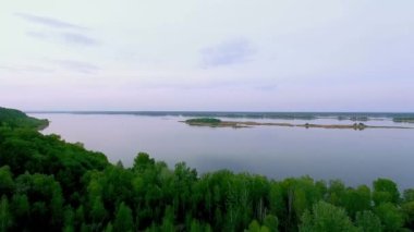 Nehir, nehir Adaları Dinyeper Nehri, Ukrayna Hava görünümünü adada üzerinde uçuş adalarda bulutlu, havadan görünümü akşam sessiz Dinyeper Nehri'nin Adaları
