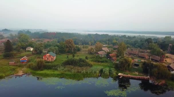 Vista Aérea Del Pueblo Junto Lago Niebla Mañana Vista Aérea — Vídeos de Stock