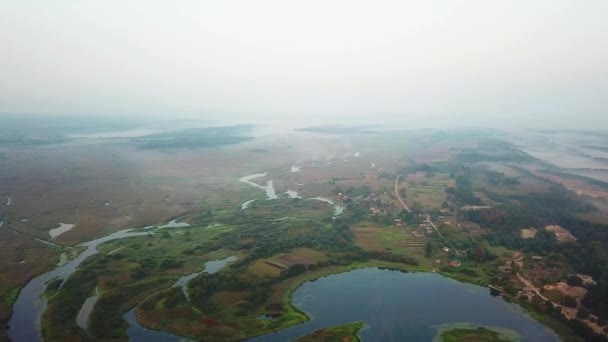 Vista Aérea Del Pueblo Junto Lago Niebla Mañana Vista Aérea — Vídeo de stock