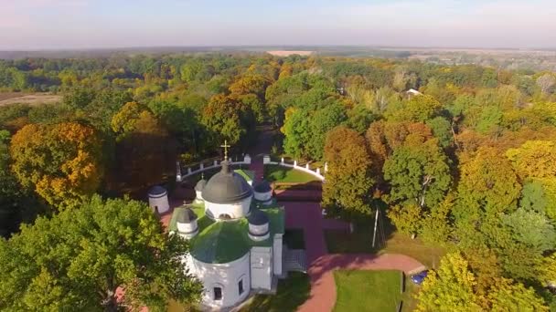 Letecký Pohled Kostel Podzimním Parku Pravoslavný Kostel Podzimním Lese Let — Stock video