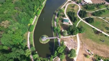 Gölün ortasındaki pavyonun havadan görünüşü, göllü güzel parkın havadan görünüşü, Kiev 'deki Feofania' daki parkın havadan görünüşü, parktaki göldeki yazlık ev