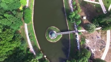 Gölün ortasındaki pavyonun havadan görünüşü, göllü güzel parkın havadan görünüşü, Kiev 'deki Feofania' daki parkın havadan görünüşü, parktaki göldeki yazlık ev