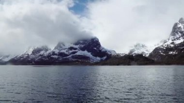 Yattan Lofoten adalarının manzarasına, Lofoten adalarının manzarasına, Lofoten adalarının manzarasına, nowegian sahilindeki evlere bak