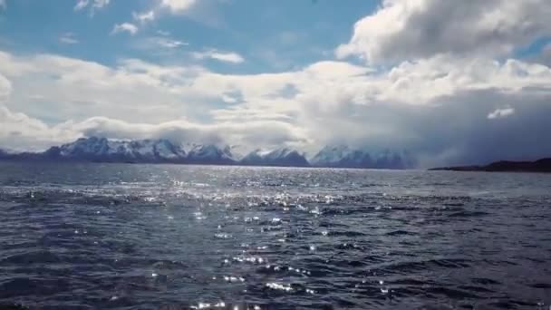 ヨットからロフトテン島の風景 ロフトテン島の景色 ロフトテン島の風景 ノルウェー沿岸の家 — ストック動画
