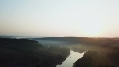 Güneşin doğuşunda nehir üzerinde sis havadan görünümü, nehir hava üzerinde kalın sis, Dinyester üzerinde sis, sabah sis içinde nehir, güneşin doğuşunda sis