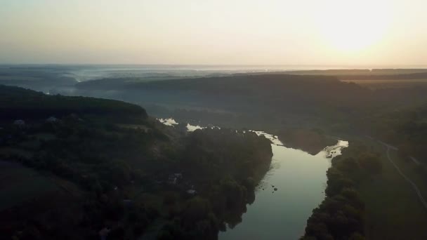 Güneşin Doğuşunda Nehir Üzerinde Sis Havadan Görünümü Nehir Hava Üzerinde — Stok video