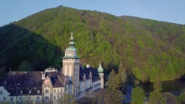 Miskolc Lillafured Kalesi havadan görünümü, Hava video Miskolc yakınlarındaki Lillafred kalesi gösterir, Macaristan