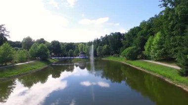 Gölün ortasındaki pavyonun havadan görünüşü, göllü güzel parkın havadan görünüşü, Kiev 'deki Feofania' daki parkın havadan görünüşü, parktaki göldeki yazlık ev