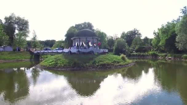 중앙에 파빌리온의 호수가 아름다운 공원의 키예프의 니아에 공원의 호수에 별장의 — 비디오