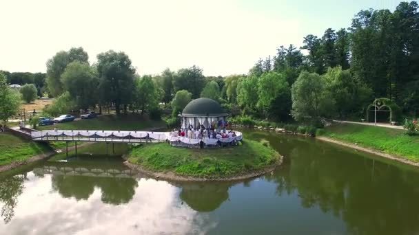 湖の真ん中のパビリオンの空中ビュー 湖と美しい公園の空中ビュー キエフのフェオファニアの公園の空中ビュー 公園の湖の夏の家 — ストック動画