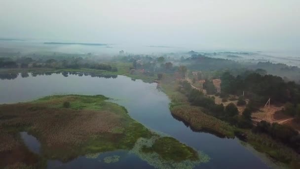 Vista Aerea Del Villaggio Vicino Lago Nella Nebbia Mattutina Vista — Video Stock