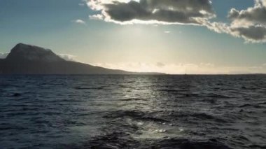 Norveç denizinde gün batımı, günbatımında Lofoten adaları, yattan canlı gün batımı