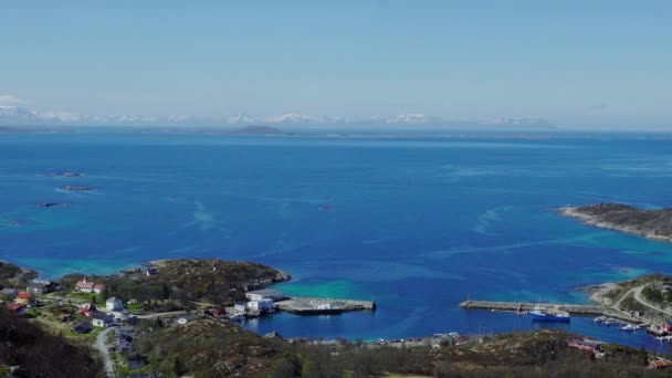 日の出時のロフォーテン島の小さな村の航空写真 現在の海岸の日没時の家の上の飛行 日没時のロフォーテン村 センジャ島 ノルウェー ハムノイ 山の風景のセンジャ島の夜明け — ストック動画