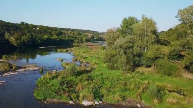 Gölde, uçuş Nehri, beyaz eroin olacak beyaz eroin olacak havadan görünümü gri balıkçıl sabah güneşin altında ısıtır.