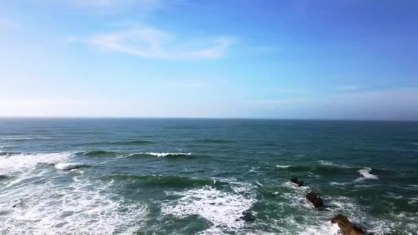 海浪和岩石的顶视图 太平洋岩石海岸的鸟瞰图 向落基海岸冲去的海浪的空中拍摄 海浪撞击岩石的鸟瞰图 — 图库视频影像