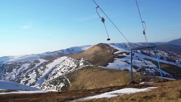 春天在山坡上滑雪升降 春天在山上滑雪升降 — 图库视频影像