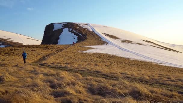 Turistas Ladera Montaña Atardecer Picos Montaña Iluminados Por Sol Poniente — Vídeo de stock