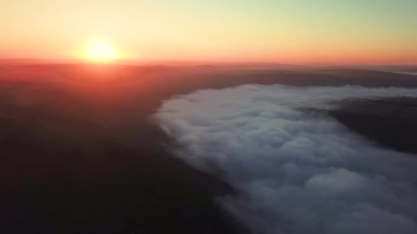 日の出に川の上に霧の空中ビュー 空中の川の上に厚い霧 Dniester 朝の霧の川 日の出の霧 — ストック動画