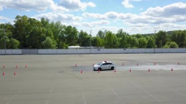 Autodrome polis arabaların havadan görünümü, yol işaretler sürüş sınavı ile asfalt Autodrome, Autodrome polis çevirmek topl görünümü