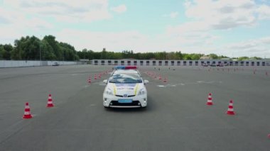 Autodrome polis arabaların havadan görünümü, yol işaretler sürüş sınavı ile asfalt Autodrome, Autodrome polis çevirmek topl görünümü