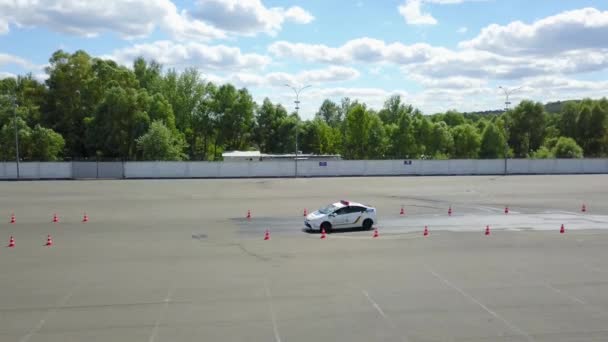 Widok Lotu Ptaka Samochodów Policyjnych Autodrome Autodrome Asfaltu Oznakowaniem Drogowym — Wideo stockowe