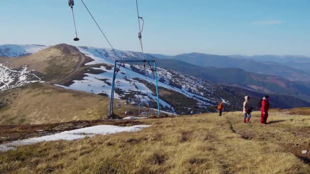 Lkbaharda Dağların Yamaçlarında Kayak Asansörü Dağlarda Turistler Kayak Asansörü — Stok video
