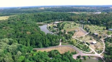 göl ile güzel parkın havadan görünümü, Kiev Feofania Park havadan görünümü, göller orman ağaçları ile Park, Ukrayna 'da Feofania Park, Kiev, göller ve nehir ile güzel Park üzerinde uçak geri Ukrayna