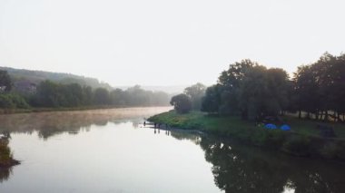 Şafak vakti nehirdeki balıkçıların hava manzarası, sabah balıklarının hava manzarası, göl havasında şafaktan önce sis, gölün üzerinde sabah sisi.