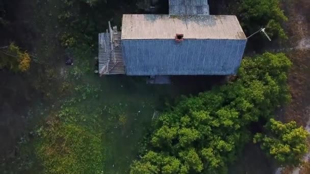 从空中俯瞰旧村庄 飞往一个有老房子的村庄 空中俯瞰村庄的道路 传统的乌克兰村庄在夏天 — 图库视频影像