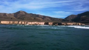 Pasifik Okyanusu'nun kayalık kıyılarının havadan görünümü, Montana de oro'daki Okyanus kıyısı, Montana de Oro State Park'ın havadan görünümü, Kaliforniya, Montana de Oro State Park'taki blöflerden kıyı şeridi, Kaliforniya