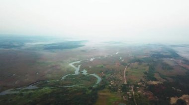 sabah sis, gün doğumunda gölün havadan görünümü, nehirler üzerinde sis ve güneş, şafakta bataklık üzerinde sis havadan görünümü