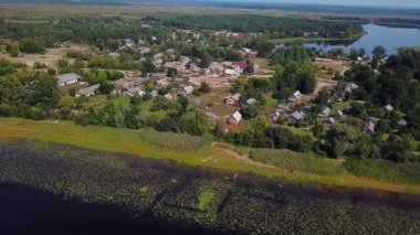 Göl kenarındaki köyün havadan görünüşü, eski köyün havadan görünüşü, eski evleri olan bir köye uçuş, köyün havadan görünüşü, yazları geleneksel Ukrayna köyü.