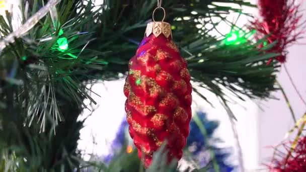 Albero Natale Giocattolo Urto Urto Rosso Sull Albero Natale Giocattolo — Video Stock