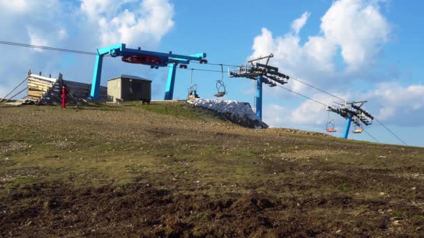 Lkbaharda Dağların Yamaçlarında Kayak Asansörü Dağlarda Turistler Kayak Asansörü — Stok video