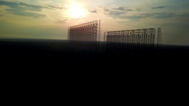 Çernobil Yasaklama Bölgesi 'ndeki hava görüntüsü c Çernobil' deki Duga ufuk radar sistemleri, gün batımında Çernobil 'deki radar sistemleri silueti.