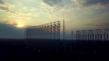 Çernobil Yasaklama Bölgesi 'ndeki hava görüntüsü c Çernobil' deki Duga ufuk radar sistemleri, gün batımında Çernobil 'deki radar sistemleri silueti.
