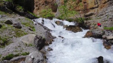 Aladaglar Ulusal Parkı şelaleleri, Türkiye 'deki Aladaglar Milli Parkı' nda şelale, Kapuzbasi Şelalesi Kayseri Türkiye