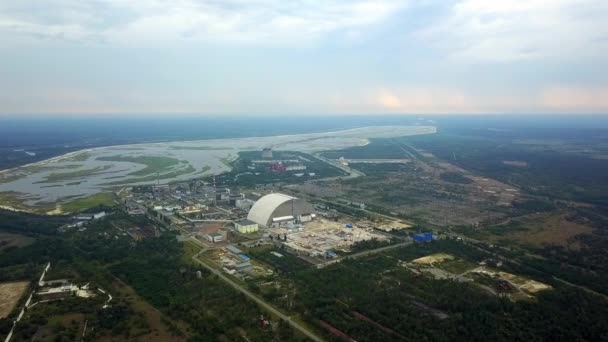 チェルノブイリ原子力発電所の空中ビュー チェルノブイリ原子力発電所の新しい安全な閉じ込め チェルノブイリNppの第4ブロック航空 — ストック動画