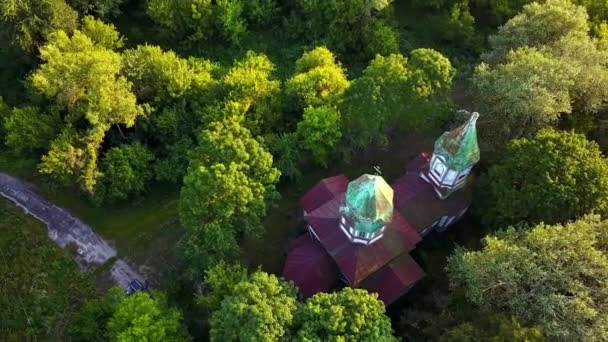Vue aérienne de l'église dans la zone de Tchernobyl, vue de dessus de l'église sur une zone de Tchernobyl 
