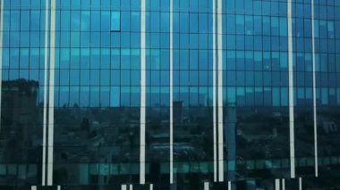 Gökdelenin yakın görüntüsü, iş binası Aerial 'a yakın, cam gökdelenin yanında uçuş, İHA' dan etkileyici gökdelenler.