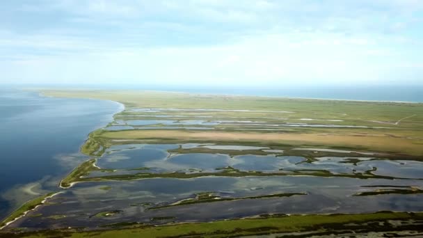 Pandangan Udara Dari Pulau Dzharylgach Pandangan Udara Danau Dekat Laut — Stok Video