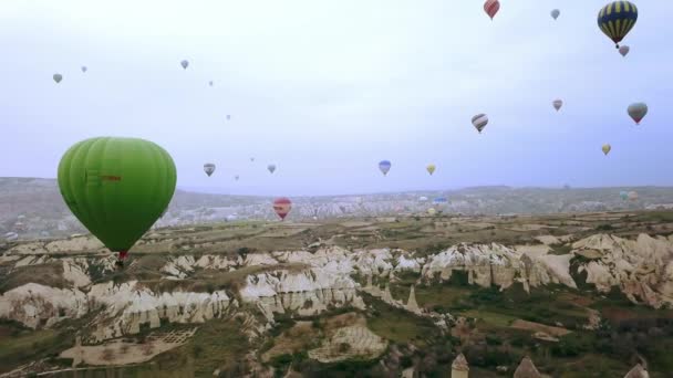 Luchtfoto Van Ballon Bij Zonsopgang Cappadocië Veel Ballonnen Boven Cappadocië — Stockvideo