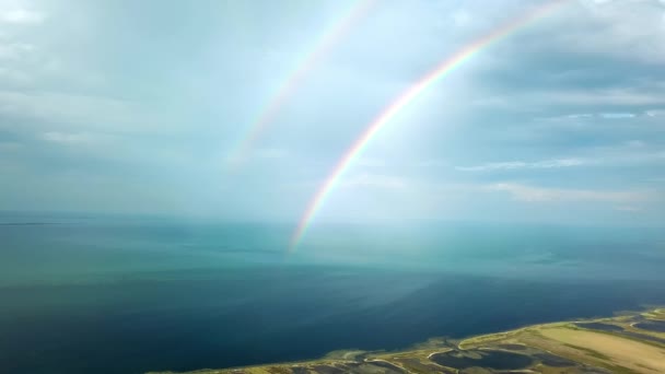 vue aérienne du double arc-en-ciel sur la mer, vue aérienne de l'arc-en-ciel au-dessus de la mer et de l'île, vue aérienne de l'île de Dzharylgach avec arc-en-ciel, vue aérienne des lacs de l'île et double arc-en-ciel 