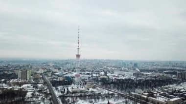 Kışın televizyon kulesinin havadan görünüşü, Tv kulesi olan bir şehir manzarası Kiev şehrinin havadan görünüşü, Ukrayna. Hava görüntüsü. Kyiv