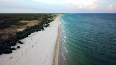 Kar beyazı bir plaj ve deniz sörfünün üst görüntüsü, kumsal ve deniz dalgalarının hava görüntüsü, kıyıya ulaşan okyanus dalgalarının hava aracı görüntüleri, turkuaz denizdeki güzel dalgaların hava aracı görüntüsü.
