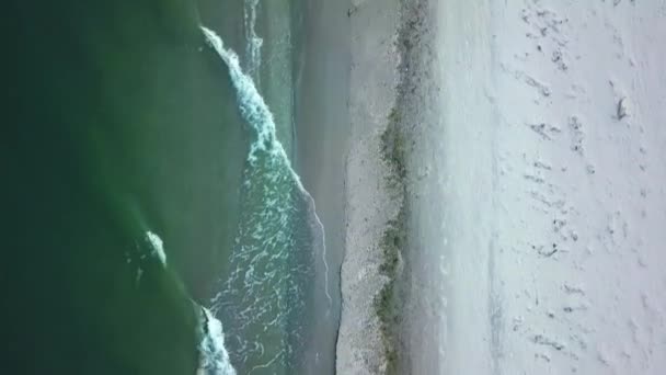 vue de dessus d'une plage blanche comme neige et surf de mer, vue aérienne de la plage et des vagues de mer, images aériennes de drones de vagues océaniques atteignant le rivage, vue aérienne de drones de belles vagues dans la mer turquoise 