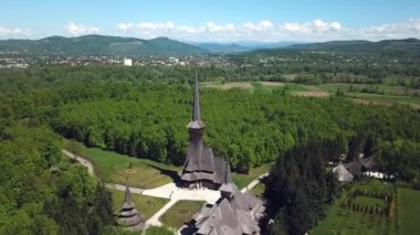 Sapanta-Peri Manastırı, Bucovina Romanya, Unesco Kilisesi dünya mirası sahası, sisli eski ahşap kilise manzarası, dini sembol, eski ahşap kilise ve bahçeler.