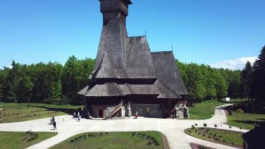 Sapanta-Peri Manastırı, Bucovina Romanya, Unesco Kilisesi dünya mirası sahası, sisli eski ahşap kilise manzarası, dini sembol, eski ahşap kilise ve bahçeler.